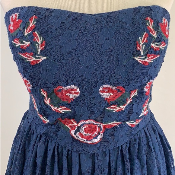 LAST CHANCE Tobi navy lace skater dress strapless embroidered - Picture 2 of 8